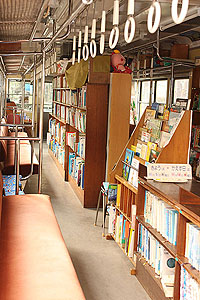 電車図書館 車内におよそ5000冊も！
